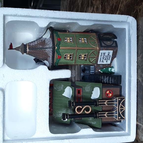 Dept 56 Elfin Forge and Assembly Shop - Picture 3 of 9